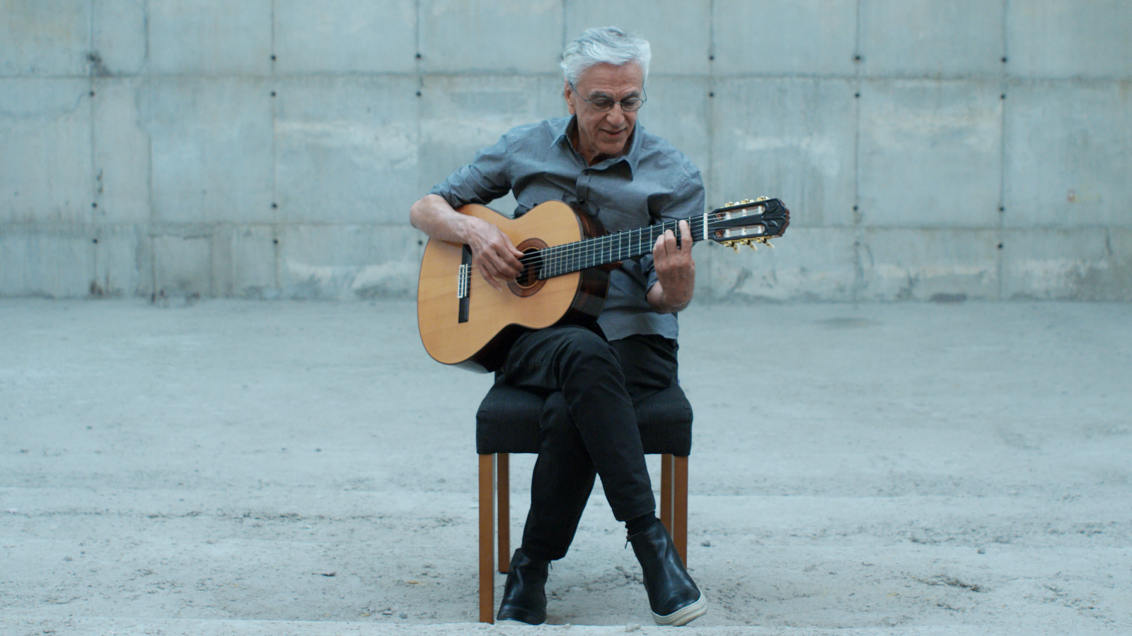 Clicca per vedere l'immagine originale Caetano Veloso con la chitarra in una scena del film Narciso in vacanza