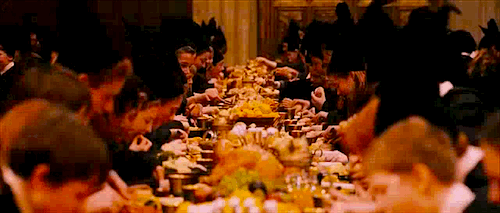 Gli studenti di Hogwarts si gustano una cena coi fiocchi