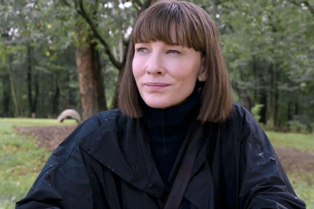 Mezzo primo piano di Cate Blanchett in una scena del film