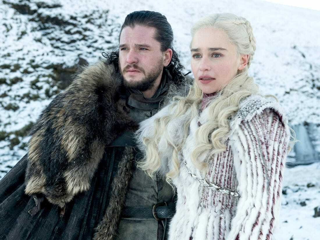 Kit Harington ed Emilia Clarke in una scena di Game of Thrones