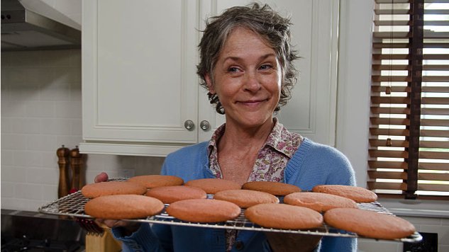 Carol di The Walking Dead tiene in mano dei biscotti