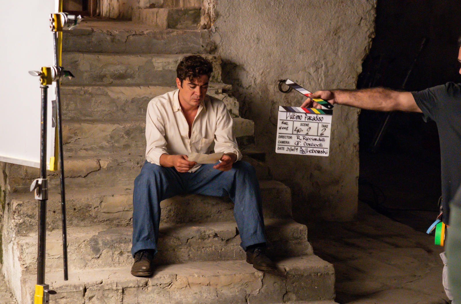 Clicca per vedere l'immagine originale Riccardo Scamarcio sul set