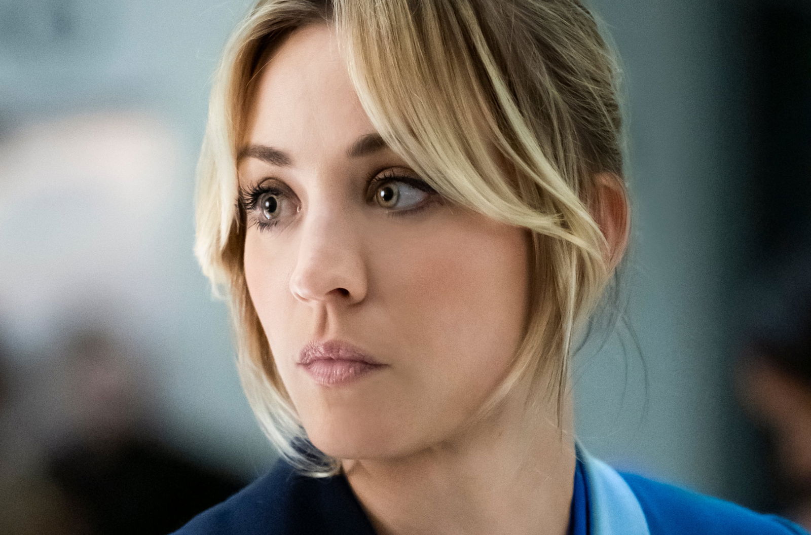 Una scena di The Flight Attendant con Kaley Cuoco Primo piano di Kaley Cuoco in The Flight Attendant