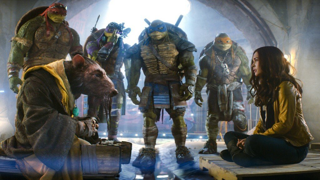 Las cuatro tortugas, Splinter y April O'Neil en una escena de la película de 2014