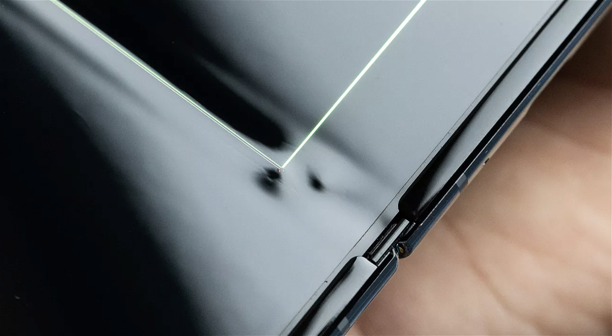 Foto del display danneggiato del Samsung Galaxy Fold fornito in prova a The Verge