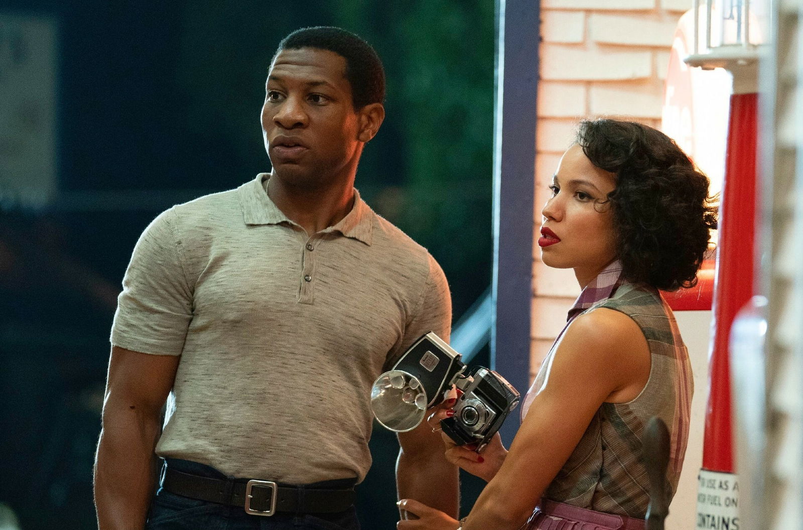 Jonathan Majors e Jurnee Smollett in una scena di Lovecraft Country Jonathan Majors e Jurnee Smollett in Lovecraft Country