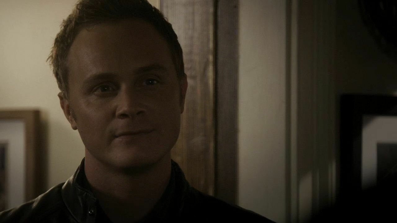 Clicca per vedere l'immagine originale David Anders nelle vesti di John Gilbert, il padre biologico di Elena
