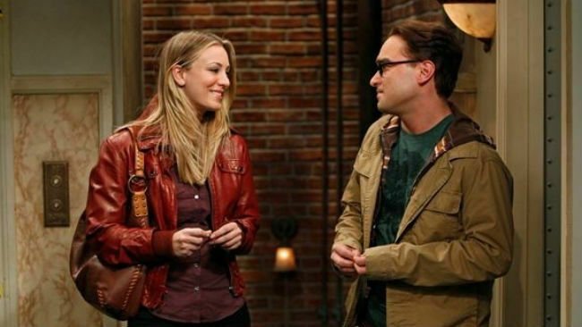 Kaley Cuoco e Johnny Galecki in The Big Bang Theory
