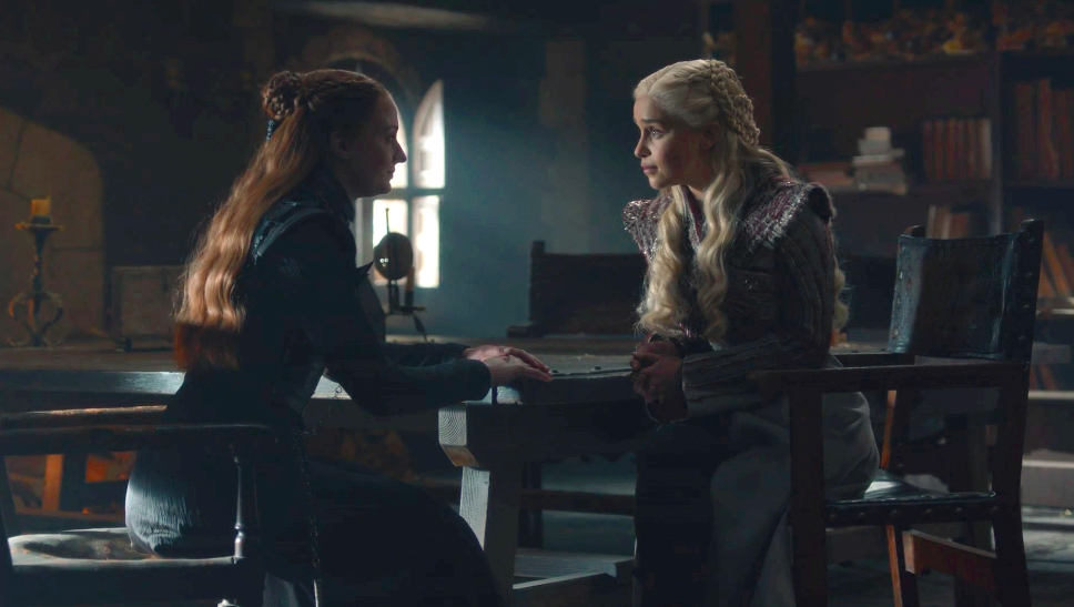 Sophie Turner ed Emilia Clarke in Game of Thrones 8x02