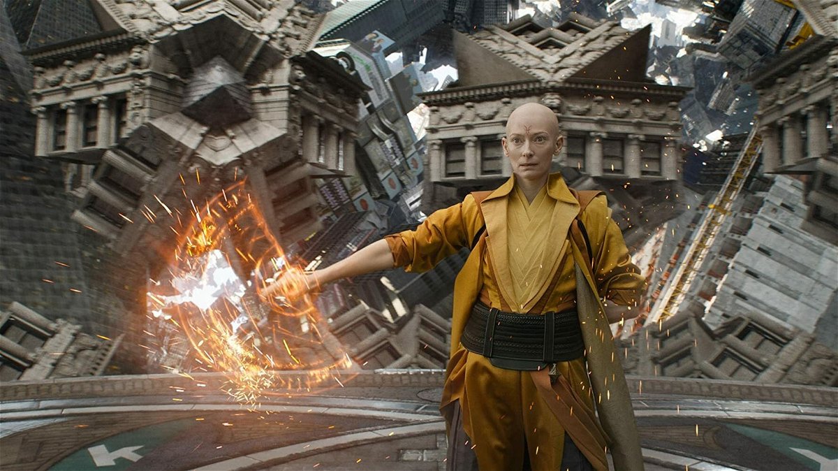 L'Antico interpretato da Tilda Swinton mostra i suoi poteri in Doctor Strange
