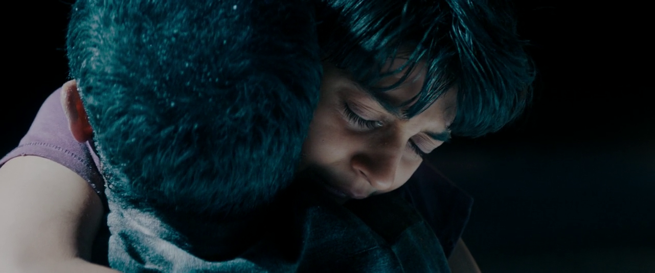 Clicca per vedere l'immagine originale Riz Ahmed e Lucian-River Chauhan in una scena del film Encounter