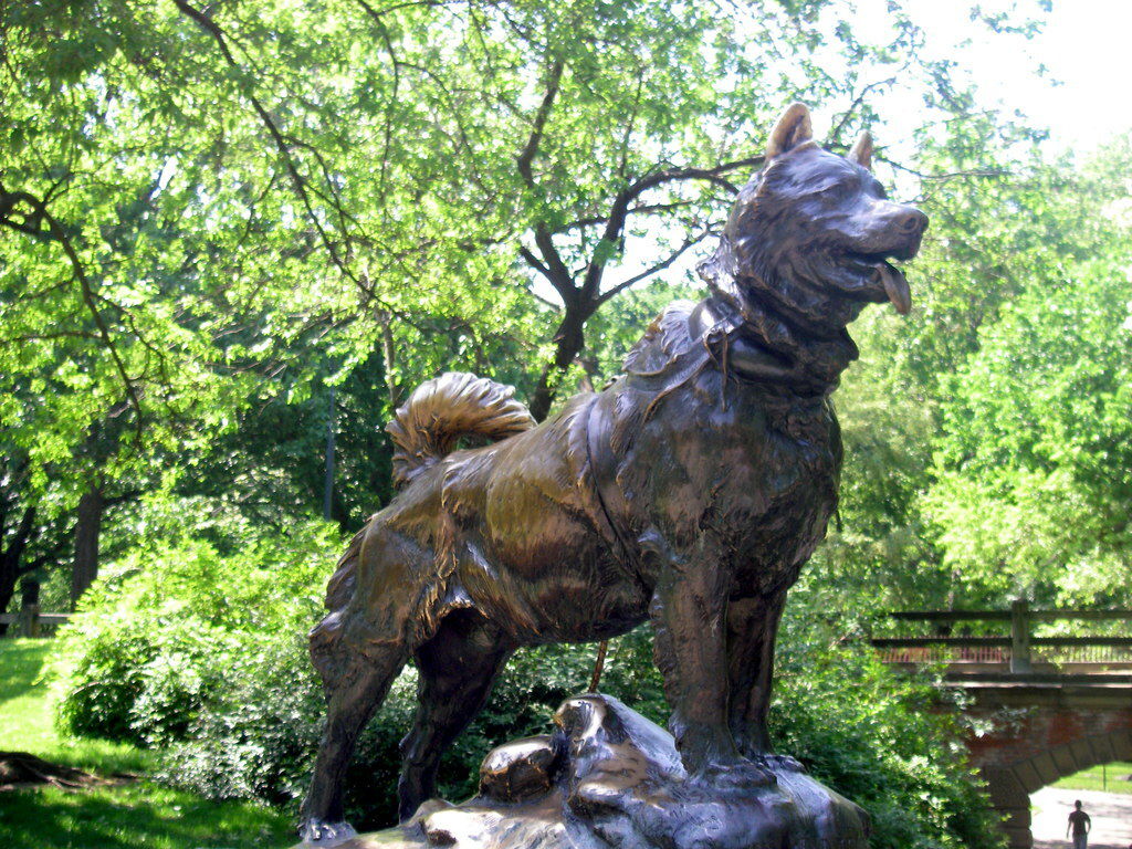 Clicca per vedere l'immagine originale La statua di Balto