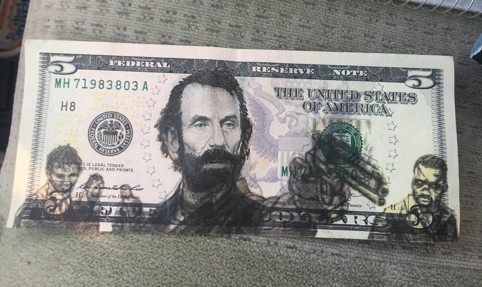 Rick Grimes disegnato sul volto di Abraham Lincoln sulla banconota di 5 dollari