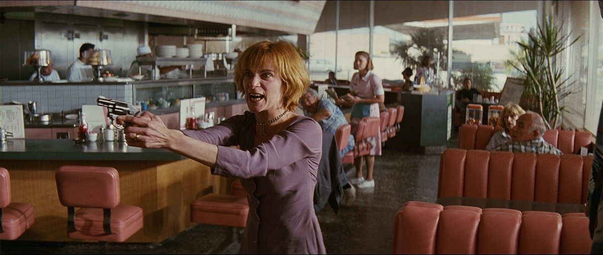 Amanda Plummer impugna la pistola nel film Pulp Fiction