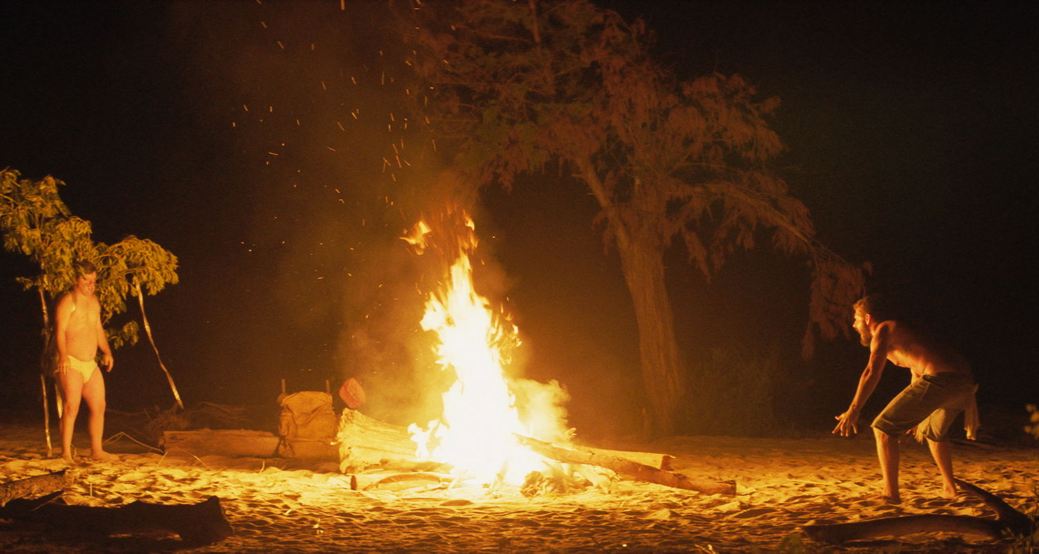 Clicca per vedere l'immagine originale Zac e Tyler intorno al fuoco