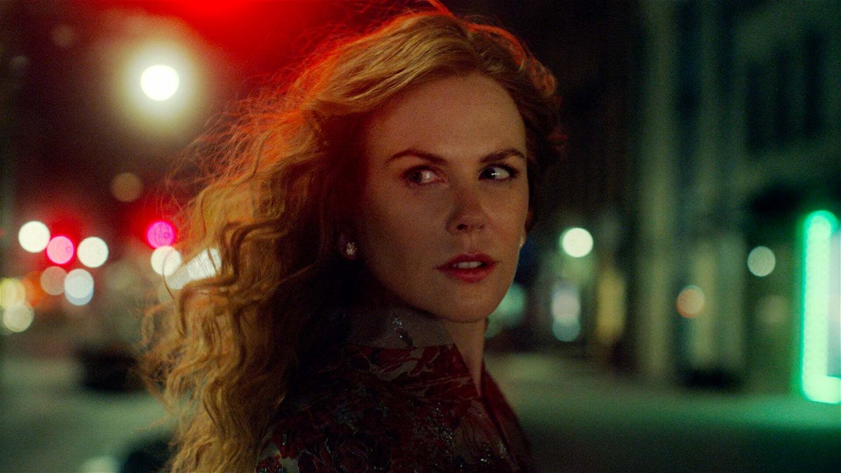Un primo piano di Nicole Kidman che attraversa una strada di notte in The Undoing