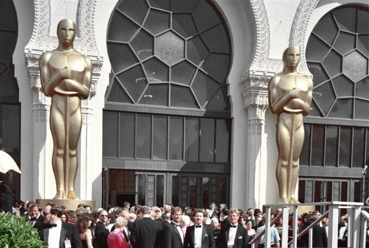 L'ingresso del teatro dove si svolge la cerimonia degli Oscar affollato di star