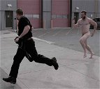 Copertina di La foto di Jai Courtney nudo che rincorre David Ayer sul set di Suicide Squad
