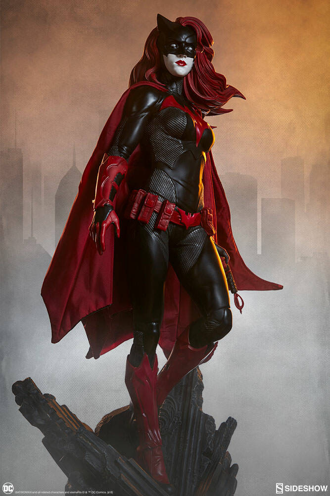 Clicca per vedere l'immagine originale La statua di Batwoman della Sideshow
