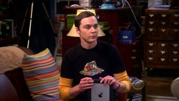 <p>Anche il cubo di Rubk &egrave; fra i soggetti pi&ugrave; volte riproposti sulle t-shirt di Sheldon. Ecco la versione pi&ugrave; amata dai fan.</p>