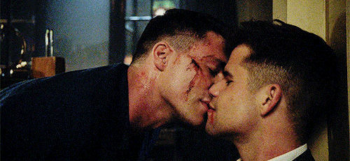 Clicca per vedere l'immagine originale Jackson bacia Ethan