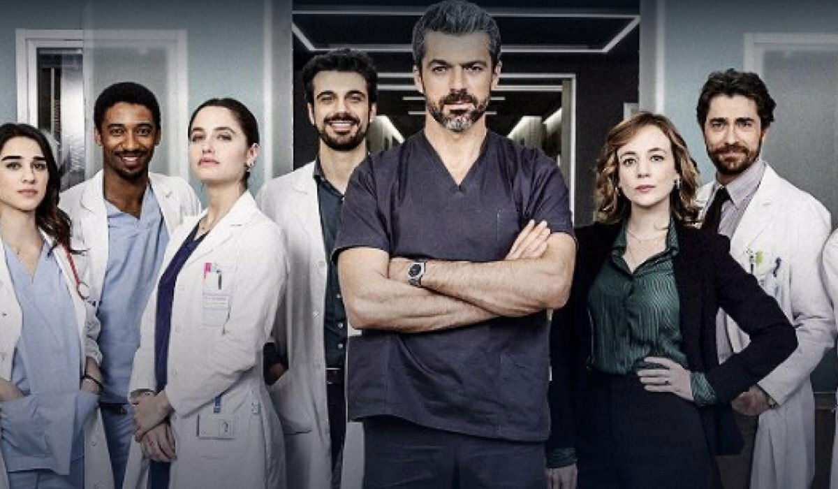 Clicca per vedere l'immagine originale Il cast di Doc - Nelle tue mani in una foto ufficiale