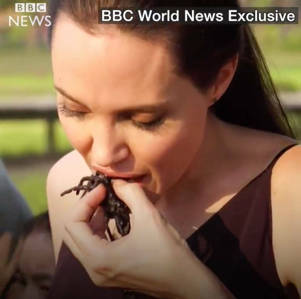Angelina Jolie mentre mangia una tarantola