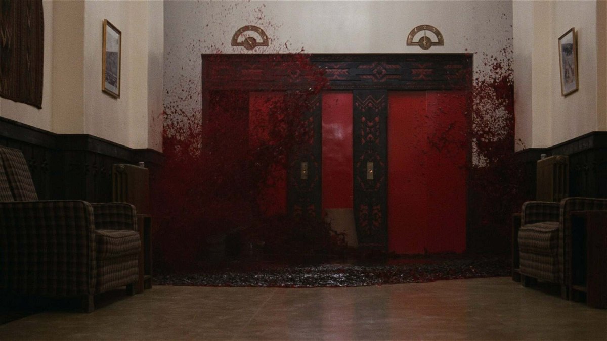  Un ascensore dell'Overlook Hotel straborda di sangue