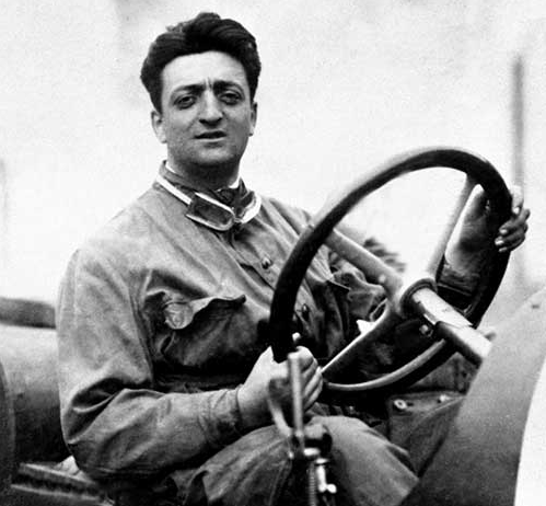 Enzo Ferrari guida l'auto