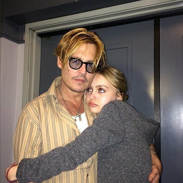 Johnny Depp e Lily-Rose Depp abbracciati