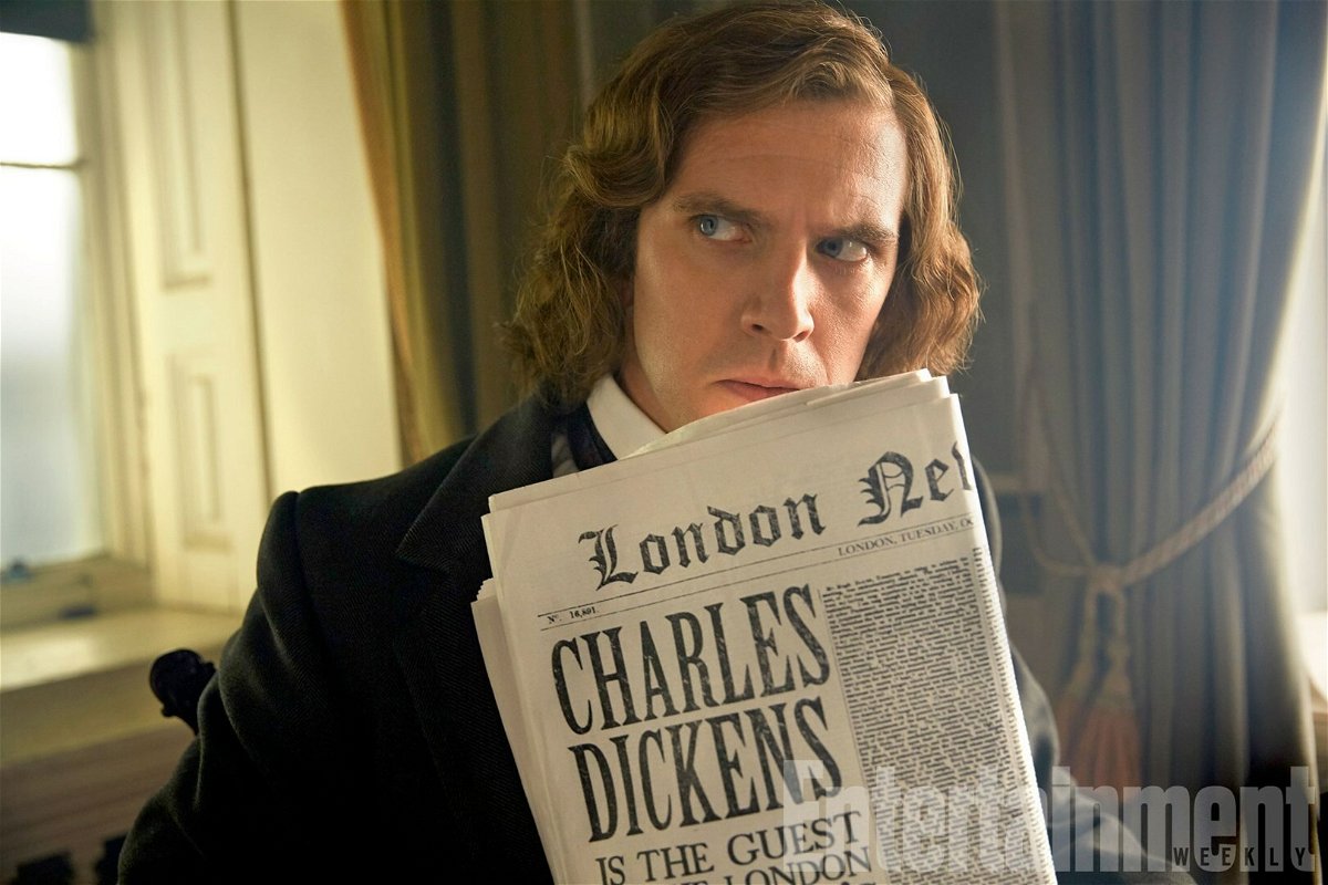 Dan Stevens trong một cảnh của The Man Who Invented Christmas, trong đó anh đóng vai nhà văn Charles Dickens