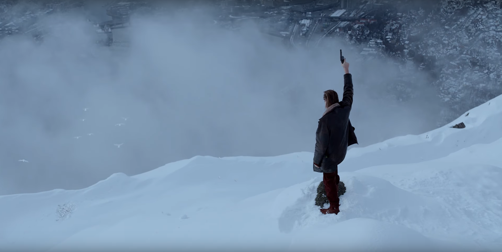 Click para ver la imagen original El muñeco de nieve, Val Kilmer dispara un tiro al aire en la nieve
