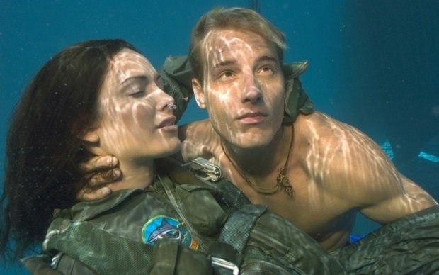 Justin Hartley nei panni di Aquaman 
