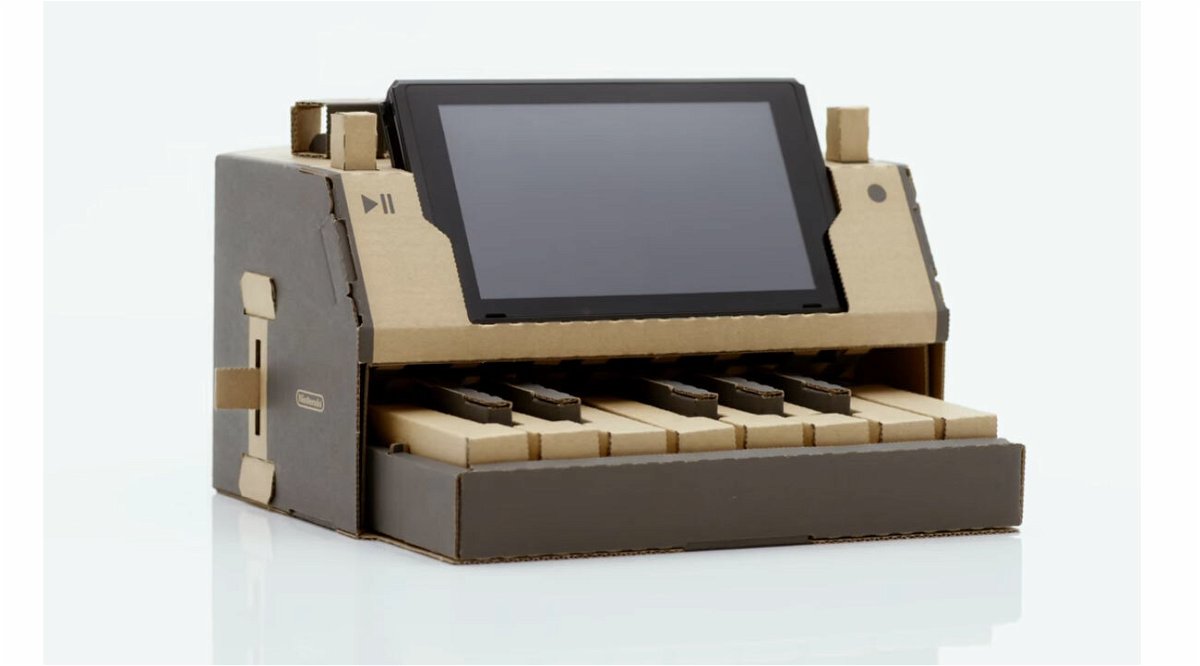 Primo piano di un pianoforte di cartone con la console Switch costruito con il kit di Nintendo Labo 