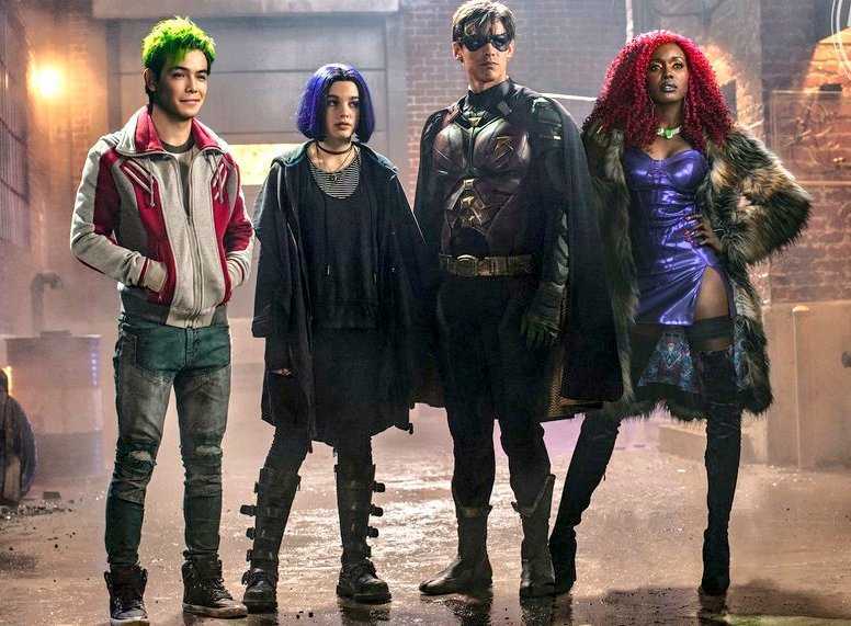 Clicca per vedere l'immagine originale Il gruppo dei Titans a immagine intera sullo sfondo di un muro di mattoni e un lampione