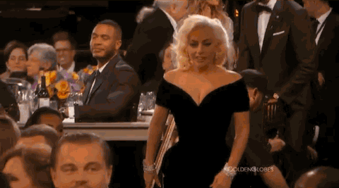 Copertina di Golden Globes, la reazione di Leonardo DiCaprio allo scontro con Lady Gaga diventa virale