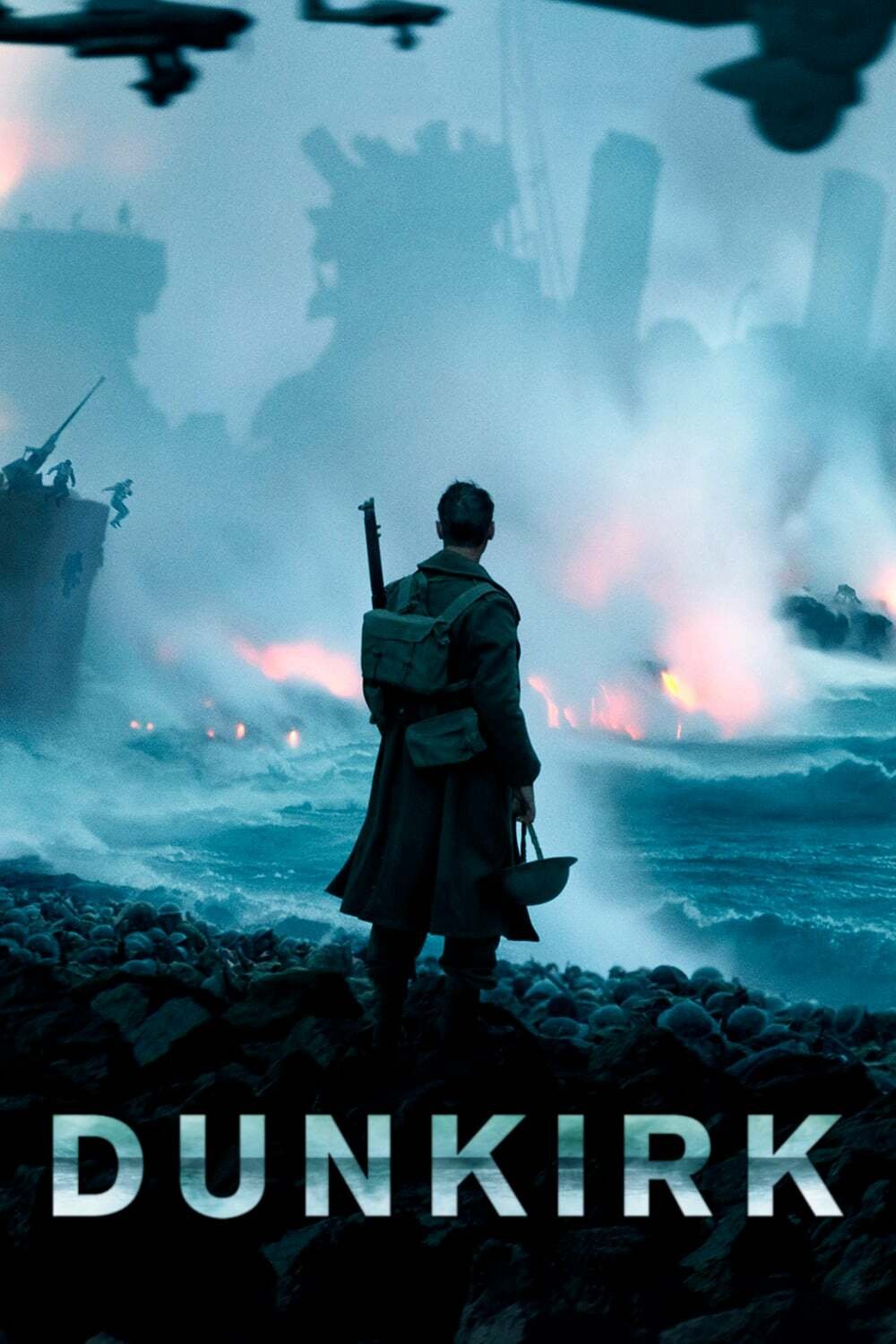 Un soldato inglese di spalle nella distruzione di Dunkirk