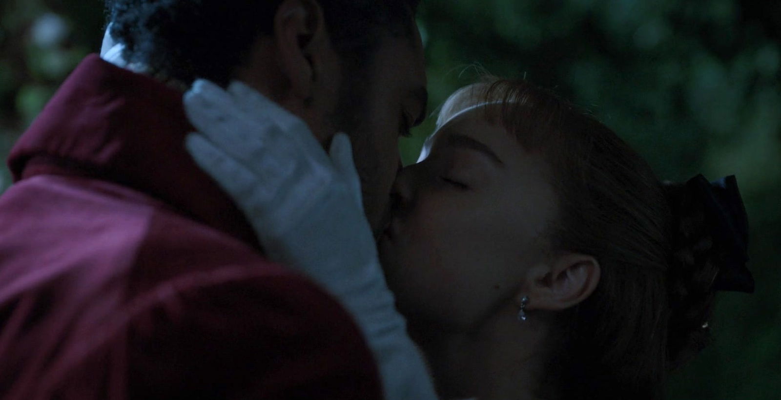 Clicca per vedere l'immagine originale Il primo bacio tra il duca e Daphne in Bridgerton