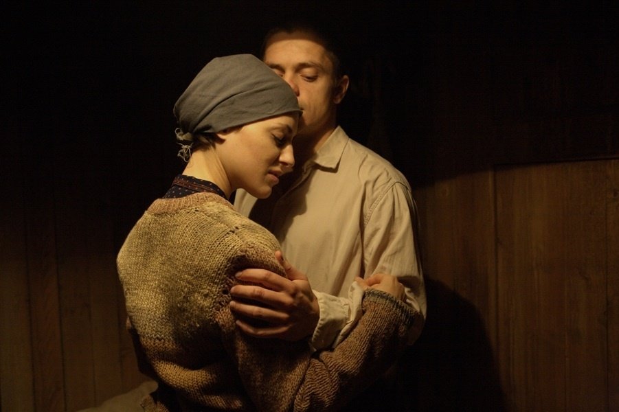 Clémence Thioly e Jirí Mádl in una scena del film Colette - Un amore più forte di tutto