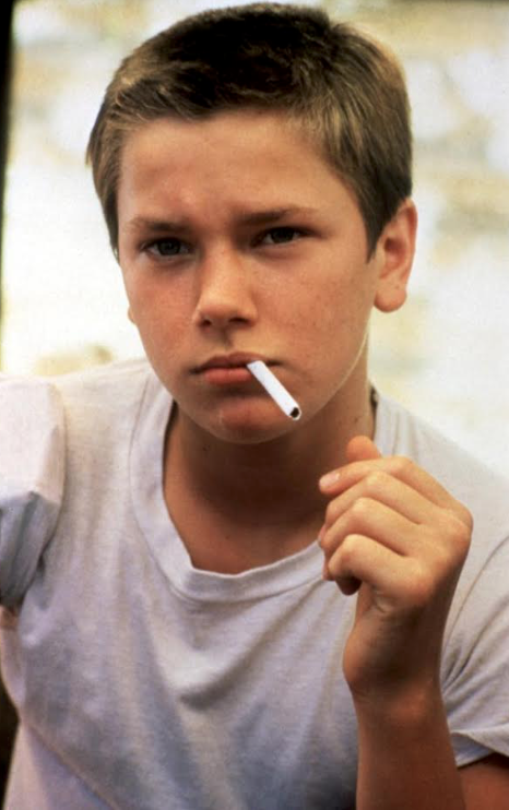 River Phoenix fuma in Stand by me