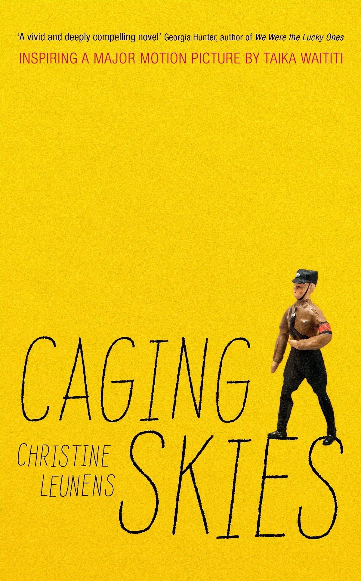 La copertina gialla di Caging Skies, il libro che ha ispirato Taika Waititi per JoJo Rabbit