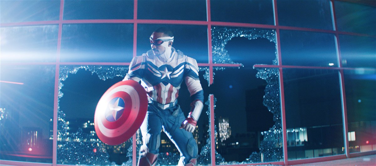 San con il costume da Captain America