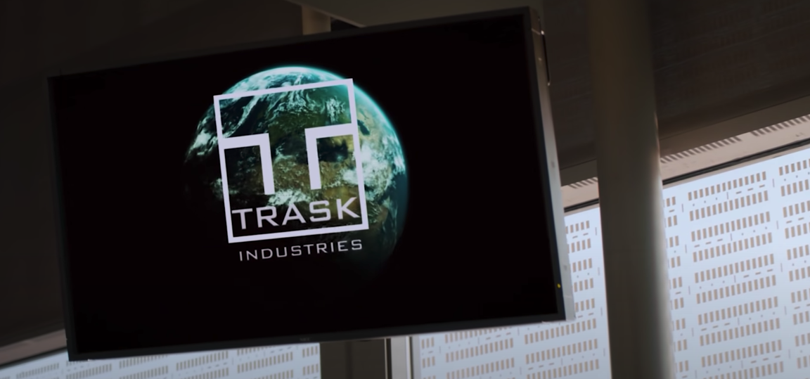 Un monitor che mostra il logo di Trask Industries
