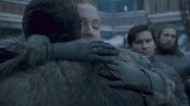 Sansa abbraccia Jon a Grande Inverno