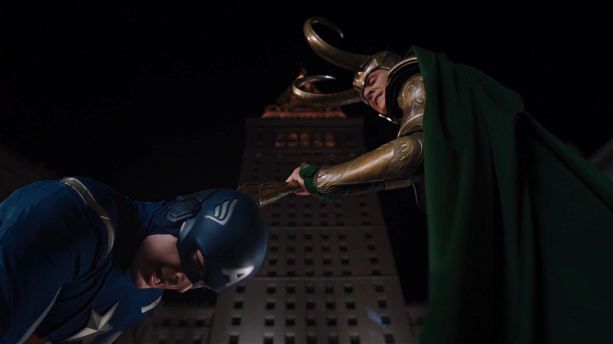 Capitan America si inginocchia davanti a Loki in The Avengers