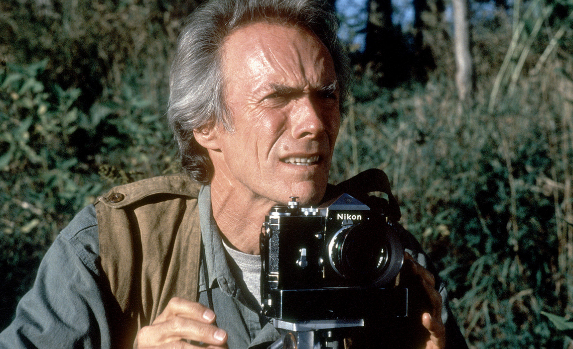 Clicca per vedere l'immagine originale Il fotografo Robert in una scena de I ponti di Madison County