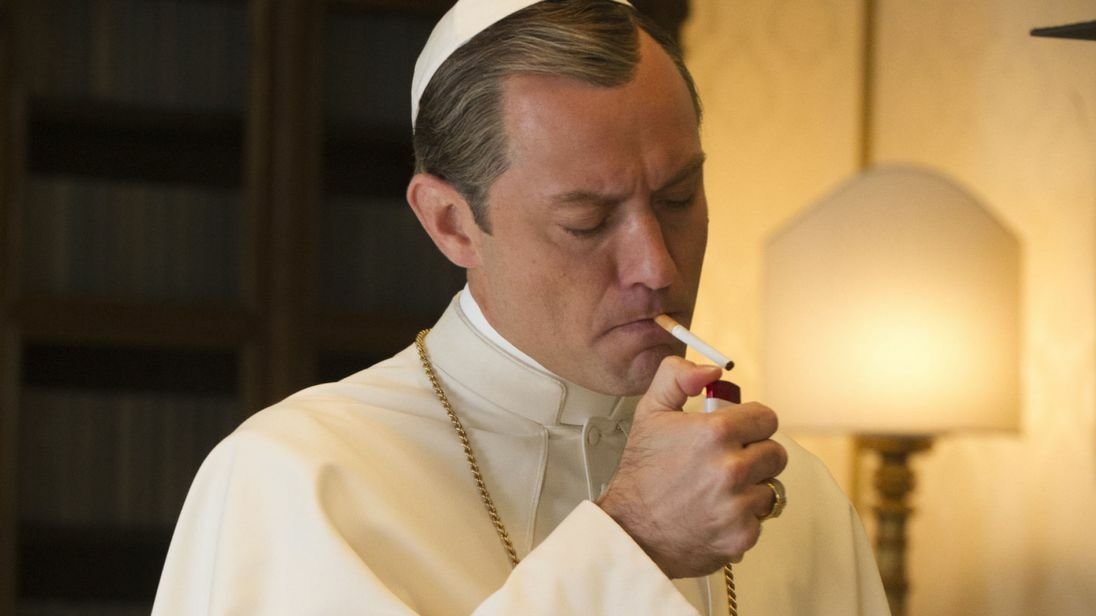 Jude Law in una scena di The Young Pope mentre fuma