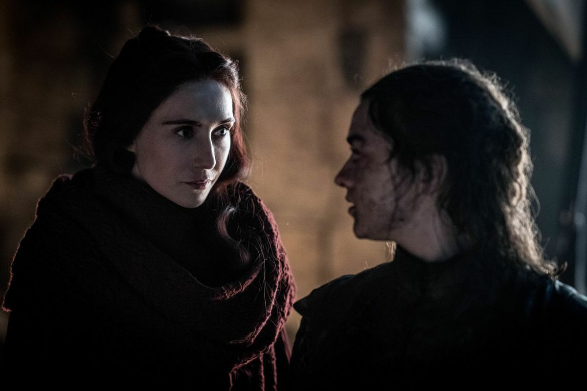 Clicca per vedere l'immagine originale Melisandre e Arya si incontrano di nuovo oltre la biblioteca