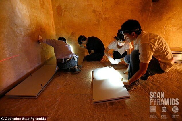 Panoramica di alcuni membri del team di ricercatori al lavoro nella piramide di Cheope, Giza (Egitto)
