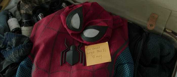 Il costume di Spider-Man nella valigia di Peter con un biglietto scritto da May